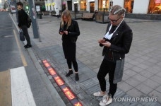 ‘스몸비족’ 사고 늘어나자 경찰이 횡단보도에 설치하려는 ‘이것’ | 신호등, 버스 정류장, 횡단보도