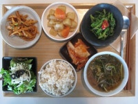 ^0^ 오늘의 그때그때밥상은 무장아찌무침, 감자조림, 돌미나리나물, 김치와 샐러드, 현미밥, 냉이된장국이어라!   씹으면 입안에 새콤하게... 