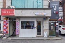화이트와 우드로 꾸민 22평 디저트 카페 인테리어 (동대문구 회기동)