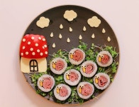 도휘,도빈이  저녁식단. . 요즘 핫한 달팽이 김밥. 한번싸봤어요. 주말에 장봤어야했는데 마트 쉬는날… | Decorative plates, Home... 