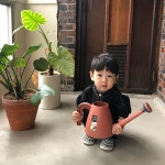 밍구와 나 on Instagram: “- 화분에 물주는 아가요정🧚🏻♂️ 물 다 줘서 비어버린... 