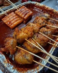 30년 전통의 1000원 떡꼬치다. 어릴적 분식집에서 먹던 떡꼬치 맛이다.... 오뎅국물이 맛도 깊고 진하다. 사장님이 굉장히 친절하다. 보통... 