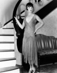 Louise Brooks    c. 1925: Louise Brooks standing by the stairway(이미지 포함) | 패션 사진, 스타일, 패션 일러스트