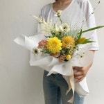 천안꽃집,청주꽃집 피움🌷 on Instagram: “처음보는 꽃들도 많고... 좋은선물되세요🙏 #꽃다발맛집#피움꽃다발…” - 2020 | 종이 꽃 장식... 