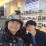 페친이신 소하동 골든힐안경원 사장님과 함께 찰크닥 !!!! SNS를 통해... 팔린다는거죠 골든힐안경원은 지난여름 벼르고 별러 마님의 썬구리를... 