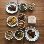 나머지 유부는 흰 밥에 스팸마냥 얹어먹기. 후하! 세상에서 제일 귀찮은 음식이야🔥😇 뿍이 도시락은 예쁜 집에서 사와야지👍 #유부초밥