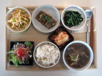 그때그때밥상 입니다. 아삭한 무생채 + 향긋한 깻잎채를 얹은 도토리묵 + 담백한 시금치나물에 신선한 샐러드 + 잘익은 김치 + 구수한... 