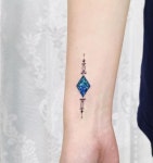 팔레트 on Instagram: “✨ 2cm정도의 작은 보석과 문양을 엮어 손목에 받아가셨어요:) 첫타투 맡겨주셔서 감사합니다 수고하셨어요! ㅤ #타투... 