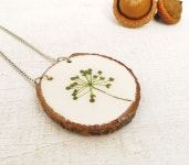 Pressed Flower Wood Pendant - Handmade Resin jewelry for nature lovers. $30.00, via Etsy. | 압화, 비즈