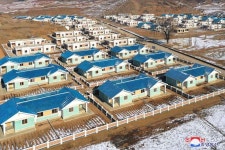 로동당시대 사회주의문화농촌에 꽃펴나는 인민의 기쁨 - 광천닭공장 사료보장농장들에 천수백세대의 살림집 건설, 새집들이... 