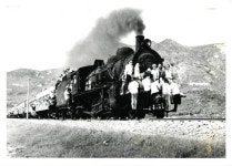 1960년대 부산의 피서 열차에 잔뜩 매달린 사람들을 담은 색다른 구도의 작품이다. 도판 부산시립미술관 제공 | 역사, 사진, 1960년대