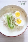 콩국수 만드는법 * 콩국수 콩삶기 안녕하세요 콩쥐에요여름하면 콩국수 한그릇 정도는 먹어줘야죠콩쥐도 어... | 식품 아이디어, 건강한 식단, 요리
