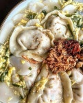처음 먹어보는 #이북식손만둣국 🥟🥟🥟 떡도 추가하고, 계란도 추가해서 #떡만두국 으로 해먹어 봤어요 닭 베이스 육수가 담백하니... 