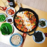 울 쩡이가 요즘 완전 꽂힌 치즈로 마무리~ 깻잎에 닭다리살 올리고 청양고추 올려 맥주 한모금 마시고 먹으니 꿀맛~😋 . . #집밥…” - 2020... 