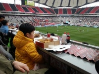 치킨존에서 치맥과 함께 관람중... 서울 대 대구 경기인데 서울이 전반전에만 3:0 으로 이기고 있습니다. 오늘 드뎌 리그 첫승을 신고하려나... 