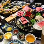 #도쿄하나 #잠원도쿄하나 좋은 사람@좋은 일이 있을땐 잔을 높이 들고 #건배~~ . #잠원동맛집  #일식맛집  #맛집스타그램 | 사람