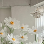 어나더마인🌿 자이언트플라워 페이퍼플라워 실크플라워 on Instagram: . . 실크플라워 데이지 주문제작🌿 (+클래스 오픈했어요😘) . 요즘 데이지의... 