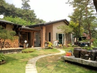 잘꾸민 정원의 아름다운 조화된 산아래 전원주택