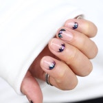 Nail jewelry에 관한 상위 25개 이상의 Pinterest 아이디어 | 블랙 골드 매니큐어, 무광택 네일 디자인 및 레이스 네일아트