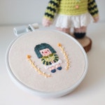 인형뜨고 자수 놓기!!! 공심이 자수 놓아봤어요!!!... #바이브리 #bybri #자수 #프랑스자수 #손자수 #자수타그램 #핸드메이드 #embroidery... 