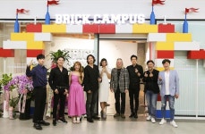 #브릭캠퍼스서울 의 개관을 기념하여, #뮤지컬 #엑스칼리버 팀이 시원한 전시관으로 소풍을 나왔습니다🏝  엑스칼리버 전시도 있으니, 브릭도... 