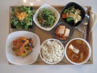 2014년 4월 5일 토요일 그때그때밥상입니다.시원한 두부 콩나물국... 상큼한 양파 드레싱 샐러드까지 싱그러운 오늘의 밥상 드시러 얼른 오세요~!