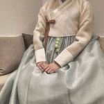 ㆍ ㆍ 가봉실 조명을 바꾸었더니 천연염색 명주 원단의 은은한... 호텔예식#조선호텔#힐튼 #워커힐#저녁예식#부케 #한복더단#다단한복#더단... 