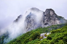 장엄한 주능선과 험악한 산봉우리를 가득 채운 신묘한 바위들의 전설이 가득한 곳, 울산 가지산 쌀바위