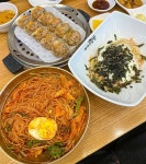 Instagram의 Woochul Kim님: “#오목교 #까치네김밥 배고픈데 윤아가 혼자 먹으래서 #김치만두 #쫄면 #새우볶음밥 다 먹느라 너무 힘들었다... 