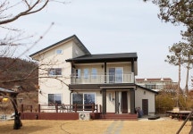 [BY 전원주택라이프] 08. 집 안 가득 피톤치드 향기를 라라홈 일본식 힐링 중목구조주택전원주택에 친숙... | 집 스타일, 주택평면도, 벽돌 집