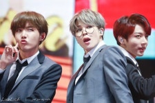 Pin page 리플리히 𝑳𝒊𝒆𝒃𝑳𝒊𝒄𝒉⁷ on Twitter | 뮤직 어워드, 호석, 정국