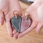 Handmade Nettes Geschenk  #echtes #geschenk #handmade #leder #nettes #schlusselanhanger | 가죽 열쇠 고리, 열쇠 고리, 고리