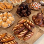 Pin page 빵공방 on Instagram: “빵공방 오늘의 라인업! 버터톱식빵... 커스터드크림도넛,… | Food obsession, Yummy food, Cafe food