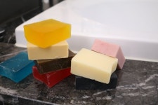 다양한 색상의 비앤솝 천연 솝들로 피부 고민을 해결해보세요 :) | 수제비누, 타월