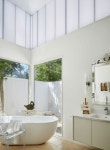 장년층도 내 공간을 원한다. 고품격 라이프 스타일의 장년층 텍사스 주택 | Bathroom interior, Bathroom inspiration, Interior styling