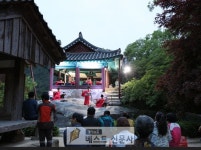 (사)닭실문화유적보존회(대표:권용철)은 5월 17일(금) 오후 7시30분부터 봉화읍 유곡리 닭실마을 청암정에서 생생문화재 홍보음악회를 개최했다.... 