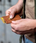Wallets  소중한 사람을 위한 선물!  고급스럽고 편리한 익센트리 지갑으로 준비하세요~ > 고급스러운 천연가죽 > 손가락 하나로... 