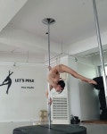 발목을 잡아야 무릎피는디..또르르😭 . #폴댄스 #pddragonstail #poledance #backbending #월요일 #월요병 #운동스타그램... 
