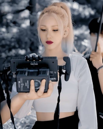 |Somi|에 있는 輝𝙔𝙚𝙤𝙣𝙞𝙨𝙚́님의 핀 - 2022