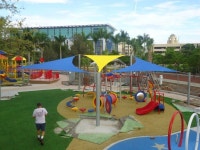 그늘막에 있는 정익 손님의 핀