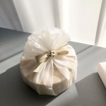 on Instagram: [3급 기본포장 - 원통보자기식] 원통 중심에 주름을 모아 잡아주는 #원통보자기식 포장법입니다 ◡̈ 높이 ᄇ… | 선물 포장