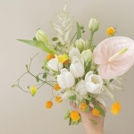 이수역꽃집 쁘띠따쁘띠 플라워🌿 on Instagram: 청초하고 귀엽고 깜찍한 본식부케🧡 명동으로 보내드렸어요🌼 #샌더소니아부케 #안스리움... 