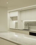 라인 조명｜아일랜드 식탁｜주방 타일｜Kitchen Interior