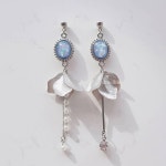 별빛이 푸르고 고요한 호수에 흠뻑 뿌려져 박힌 것 같은 신비한 느낌을 주는 드림캐처 모티브의 귀걸이에요💕 실버베이스로 제작되어... 