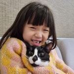 뚜아뚜지’s Instagram post: “#뚜아뚜지 뚜아 이빨 빠졌어용 헤헤 #쌍둥이”
