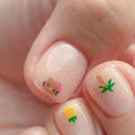 지니네일스튜디오 | 공덕네일 | 마포네일 on Instagram: 태닝키티랑 태닝누피 쪼꼬미 여름 시리즈 🌴🪄,, 💙 . 새연쌤시술 @jini... 