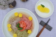 Instagram의 @honeynamoo님: “국수🍜 새콤매콤한 비빔국수가 먹고싶었으나~🌶 효자효녀와 같이먹어야 하기에 뜨겁지않게 식힌 멸치국수로... 