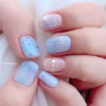 다혜킴네일 在 Instagram 上发布：“완예,,💙🤍🦋 송이 쌤 시술 #다혜킴네일_아델 65.000원 예약이 금방금방 차니 서둘러... 