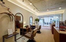 화이트&우드톤 모던한 분위기의 12평 미용실 인테리어 (일산 정발산동)