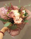 Pin page Tov Flower / Garden  on Instagram: “#토브 #토브플라워앤가든 #을지로꽃집 #명동꽃집 #센터원꽃집 #꽃다발 #시상식꽃다발... 